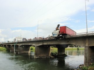 TIR köprüde asılı kaldı
