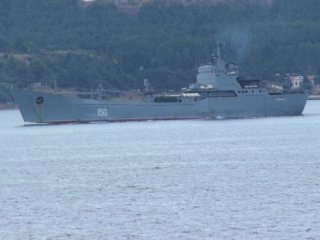 Rus savaş gemisi ilk kez böyle geçti