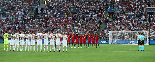 EURO 2016'da Türkiye için saygı duruşu