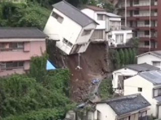 Toprak kayması sonucu ev böyle yıkıldı!