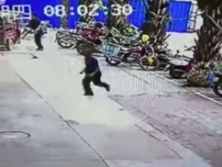 Kızgın boğa önüne gelene saldırdı