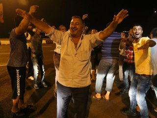 Bir yanda yas bir yanda eğlence