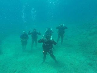 Su altında namaz kıldılar!