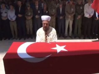 Şehit eşini asker selamıyla uğurladı