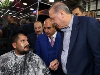 Ağda yaptırırken Cumhurbaşkanı'nı gördü