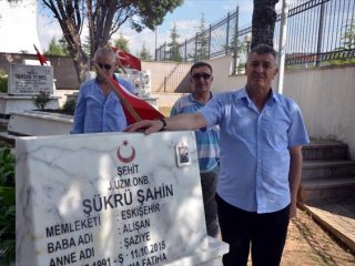 Şehit oğlunun başında bayramı karşıladı