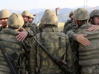 Mehmetçik birbirine sarılarak bayram sevincini paylaştı