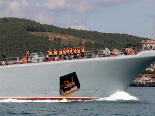 Rus gemisi böyle geçti!