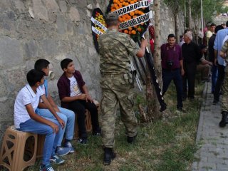 Kılıçdaroğlu'nun çelenkteki ismi yırtıldı