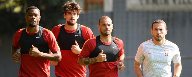 Sneijder takımla birlikte çalışmalara katıldı