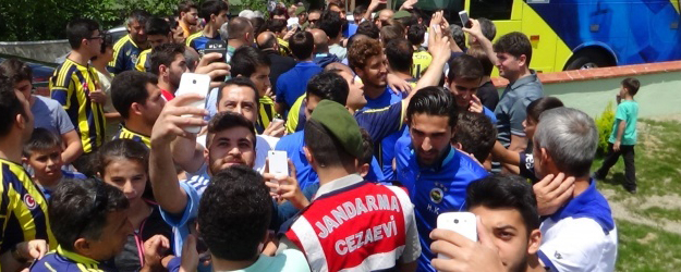 Cuma namazından sonra futbolculara büyük ilgi!