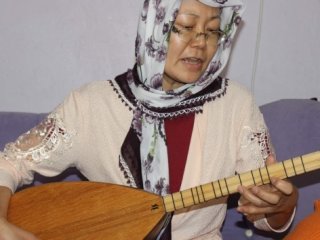 Japon gelin kanserle sazıyla savaşıyor