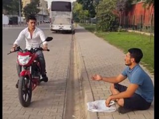 Önce motorunu sonra telefonunu kaptırıyor!