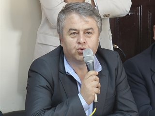 Makam aracı ve şoförüyle tatile giden başkana tepkiler çığ gibi!