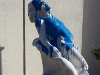 O heykele ikinci boyalı protesto