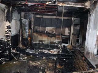 Yöneticilerine kızan görevli evini yaktı