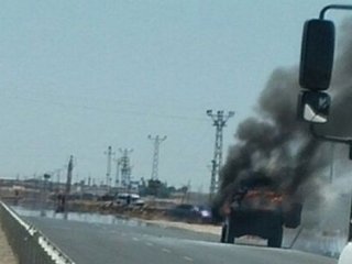 Seyir halindeki askeri araç alev aldı