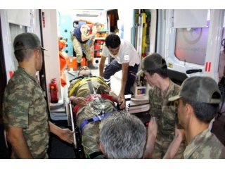 Askeri araç takla attı