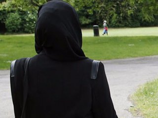 Başörtülü kadına iğrenç saldırı