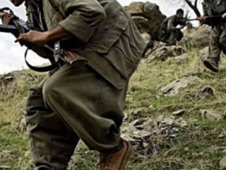 Diyarbakır'da yol kesen teröristlerle çatışma!