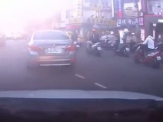 Acemi şoför ortalığı birbirine kattı!