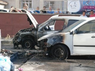 3 araç yanarak kullanılmaz hale geldi