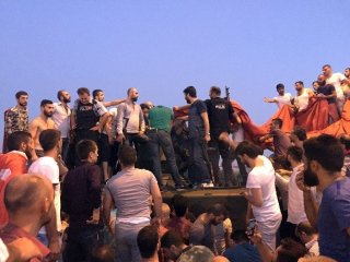 Askerleri linçten polis kurtardı