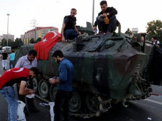 Gözaltına alınan darbecilerin rütbeleri söküldü