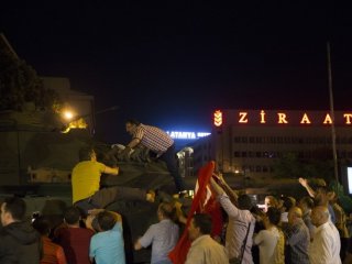 Türkiye darbeye karşı ayakta!