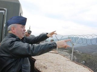 Komutanları düğünden kaçırmışlar!