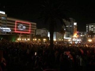 Milyonlar meydanlarda