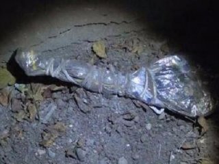 Riva'da toprağa gömülü silahlar bulundu