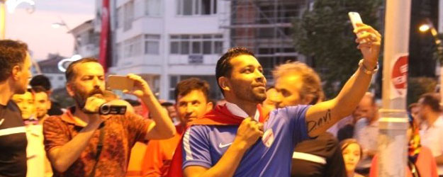 Dos Santos Bolu'da Türk bayrağıyla yürüdü