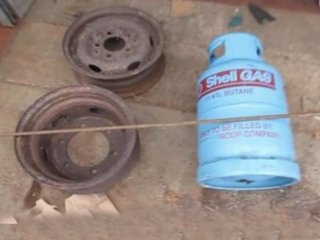 Arabanın jantından öyle bir şey yaptı ki....