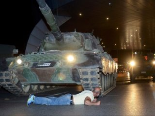 Tankın önüne yatan vatandaş o anda neler yaşandığını anlattı