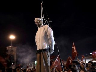 Önce astılar sonra yaktılar!