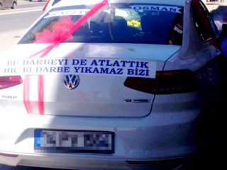 Aracın arkasına 'Darbe' notu yazdırdı!