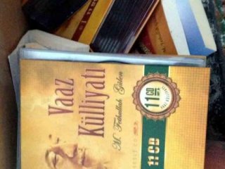 Gülen'in kitaplarını yakarken yakalandılar!