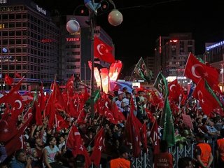 Ankara'da demokrasi nöbeti sürüyor