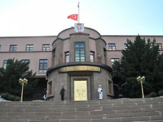 TSK'da darbe girişiminin ardından harekete geçildi