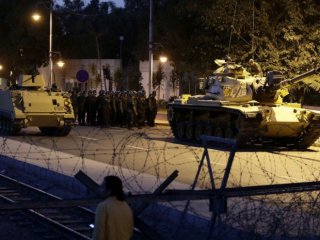 Tümgeneral Akyol vatandaşları ikna etti