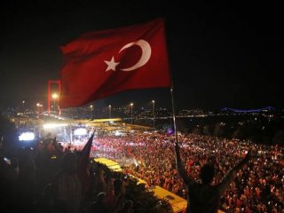 Binlerce kişi Boğaziçi Köprüsü'e akın etti