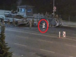 Darbecilere tek başına direndi!