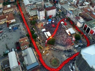 Dev bayrakla demokrasi yürüyüşü
