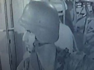 Asker televizyonu görünce donup kaldı!