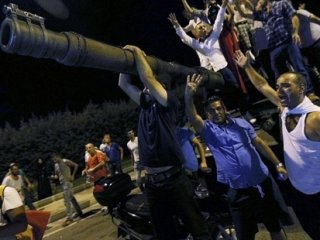 Darbeci polisleri harekete geçiren mesaj!