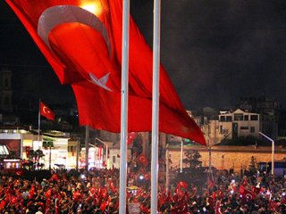 İstanbullular demokrasi nöbetine devam ediyor