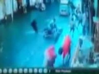 Su basan yolda elektriğe kapıldılar