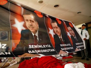 Türk bayraklarına talep arttı, kumaş yetişmiyor