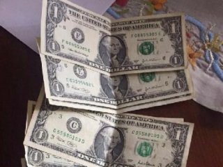 Vali'nin evinde de 10 tane 1 dolar bulundu